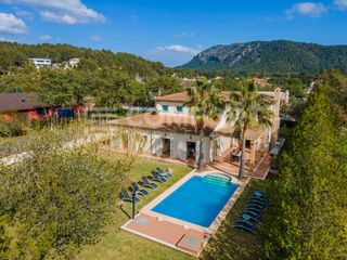 Chalet à Sa Pobla. Villa con un gran jardín y piscina en crestatx Chalet à Sa Pobla. Villa con un gran jardín y piscina en crestatx