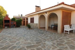 Chalet in Palomeque. Chalet independiente en una sola planta con piscina propia Chalet in Palomeque. Chalet independiente en una sola planta con piscina propia