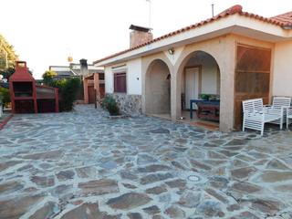 Chalet in Palomeque. Chalet independiente en una sola planta con piscina propia Chalet in Palomeque. Chalet independiente en una sola planta con piscina propia