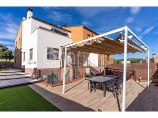 Maison jumelée à Nou de Gaià (La). Chalet esquinero con jardín Maison jumelée à Nou de Gaià (La). Chalet esquinero con jardín