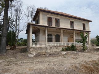 Masía en Almoradí. Caserío clásico situado en amplia finca rústica Masía en Almoradí. Caserío clásico situado en amplia finca rústica