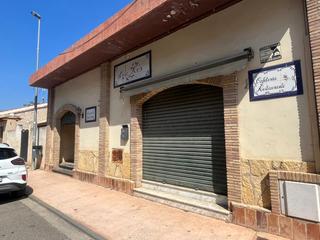 Édifice à Avenida cortes de aragón 68. Gran edificio multiusos en valderrobres Édifice à Avenida cortes de aragón 68. Gran edificio multiusos en valderrobres