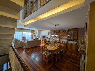 Casa adossada a Diagonal-Colomeres. Casa unifamiliar con dos viviendas en una Casa adossada a Diagonal-Colomeres. Casa unifamiliar con dos viviendas en una