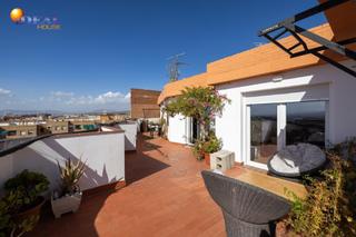 Àtic a La Cruz. Descubre este exclusivo ático reformado con terraza de ensueño. Àtic a La Cruz. Descubre este exclusivo ático reformado con terraza de ensueño.