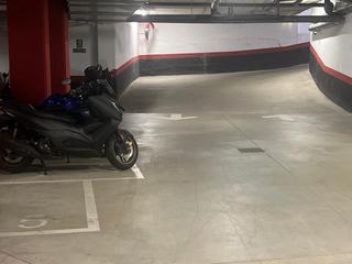 Motorradparkplatz in Centre. Plaza de parking para moto en centre Motorradparkplatz in Centre. Plaza de parking para moto en centre