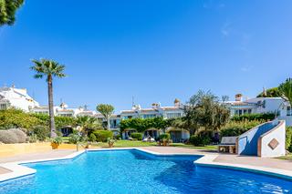 Casa adossada a Calahonda. Encantadora casa adosada de tres dormitorios en la zona baja de Casa adossada a Calahonda. Encantadora casa adosada de tres dormitorios en la zona baja de