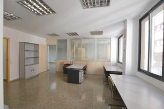 Bureau à Población de Arroyo. Oficina en barrio del carmen Bureau à Población de Arroyo. Oficina en barrio del carmen