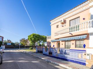 Maison  Calle juan valderrama. Tu nuevo hogar en espartinas espacio, luz y un espectacular pati Maison  Calle juan valderrama. Tu nuevo hogar en espartinas espacio, luz y un espectacular pati