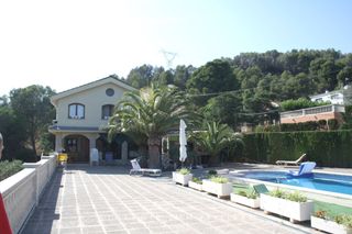 Chalet en Carrer botarell (urb riu club), 10. Con gran jardín y piscina Chalet en Carrer botarell (urb riu club), 10. Con gran jardín y piscina