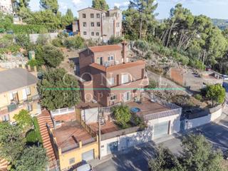 Casa en Viladecavalls. Casa familiar con buhardilla, gran jardín y vistas a la montaña Casa en Viladecavalls. Casa familiar con buhardilla, gran jardín y vistas a la montaña