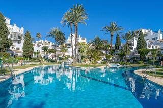 Rez-de-chaussée à Nueva Andalucía centro. Exclusivo apartamento en aldea blanca, nueva andalucíadescubre e Rez-de-chaussée à Nueva Andalucía centro. Exclusivo apartamento en aldea blanca, nueva andalucíadescubre e