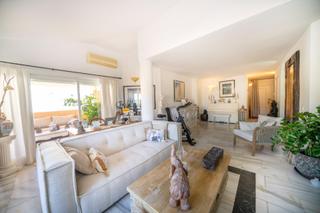 Àtic a Calahonda. Ático exclusivo con gran terraza y vistas en una zona tranquila Àtic a Calahonda. Ático exclusivo con gran terraza y vistas en una zona tranquila
