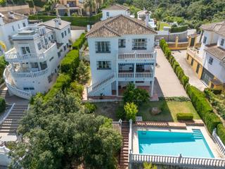 Xalet Bolivia de (las cumbres). Villa luminosa y acogedora con vistas abiertas en elviria, a poc Xalet Bolivia de (las cumbres). Villa luminosa y acogedora con vistas abiertas en elviria, a poc