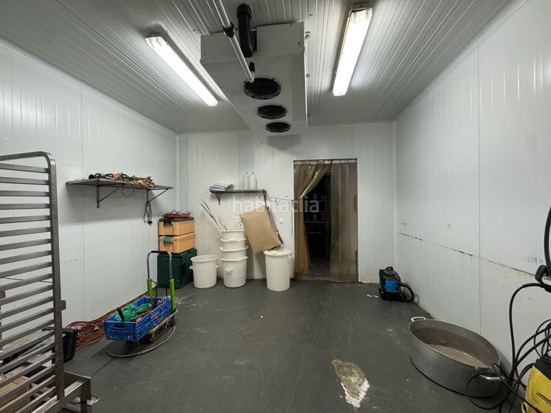 Foto 74d39637-1682-4f54-a884-d8d043361112. Nave industrial  en el polígono polysol, con 325 m2 construidos. dedicado a almacenamiento de catering. puerta de garaje , baños, d en Alcalá de Guadaira Foto 74d39637-1682-4f54-a884-d8d043361112. Nave industrial  en el polígono polysol, con 325 m2 construidos. dedicado a almacenamiento de catering. puerta de garaje , baños, d en Alcalá de Guadaira