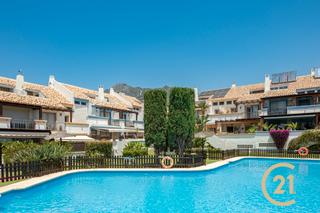 Casa adossada a Paseo de los jazmines 28. Amplia casa pareada con terraza, jardín, piscina y garaje doble Casa adossada a Paseo de los jazmines 28. Amplia casa pareada con terraza, jardín, piscina y garaje doble