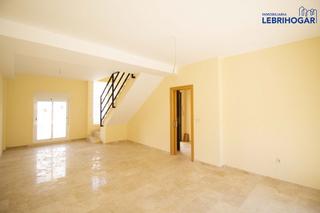 Chalet in Lebrija. Pareado en venta en huerta macenas, 4 dormitorios. Chalet in Lebrija. Pareado en venta en huerta macenas, 4 dormitorios.