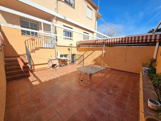 Casa adossada Calle aben tofail. Amplia casa adosada con patio y porche en zona tranquila de cúll Casa adossada Calle aben tofail. Amplia casa adosada con patio y porche en zona tranquila de cúll
