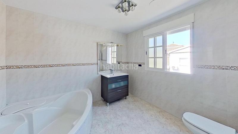 Foto d24a75ae-ba02-4686-8bd0-e5de96970c8a. Casa a calle principado de asturias travesia b 4 a Motril Foto d24a75ae-ba02-4686-8bd0-e5de96970c8a. Casa a calle principado de asturias travesia b 4 a Motril