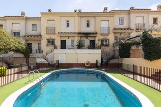 Reihenhaus Calle de muntasil. Acogedora casa adosada con piscina comunitaria y acceso directo Reihenhaus Calle de muntasil. Acogedora casa adosada con piscina comunitaria y acceso directo