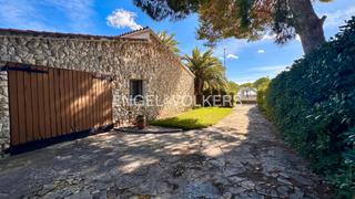Xalet  Passeig de l'arenal 24. Primera línea de mar, casa en una sola planta y un gran terreno Xalet  Passeig de l'arenal 24. Primera línea de mar, casa en una sola planta y un gran terreno