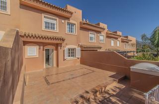 Maison jumelée à Nueva Andalucía centro. Amplia casa adosada en el valle del golf. super ubicación en nue Maison jumelée à Nueva Andalucía centro. Amplia casa adosada en el valle del golf. super ubicación en nue