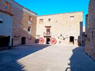 Masia a Carrer l; aramunt 22. Casa pairal amb era i hort, habitable. Masia a Carrer l; aramunt 22. Casa pairal amb era i hort, habitable.
