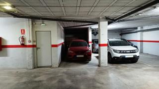 Aparcament cotxe C-13. Parking doble a sort Aparcament cotxe C-13. Parking doble a sort