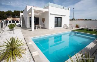 Xalet a El Pinar de Campoverde. Villa de una sola planta con solárium y piscina privada en pinar Xalet a El Pinar de Campoverde. Villa de una sola planta con solárium y piscina privada en pinar