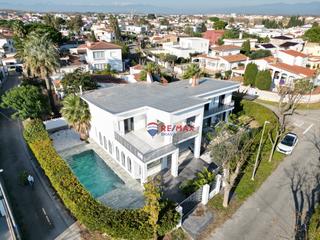 Casa Empuriabrava - carrer carmanco. Villa de lujo con dos piscinas y licencia turística en zona resi Casa Empuriabrava - carrer carmanco. Villa de lujo con dos piscinas y licencia turística en zona resi