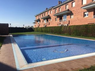 Reihenhaus in Carrer bassa. Excelente casa adosada con zona comunitaria con piscina. Reihenhaus in Carrer bassa. Excelente casa adosada con zona comunitaria con piscina.