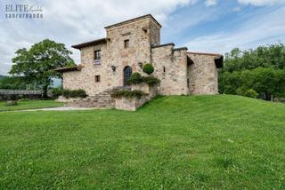 Casa Calle campo del rey. Una casa que parece un castillo de la edad media en bárcena de p Casa Calle campo del rey. Una casa que parece un castillo de la edad media en bárcena de p