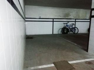 Parking voiture à Nava. Plaza de parking para coche pequeño frente al centro de salud en Parking voiture à Nava. Plaza de parking para coche pequeño frente al centro de salud en