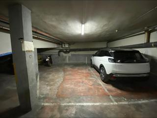 Parking coche en Collblanc. Gran plaza de parking para dos coches y una moto Parking coche en Collblanc. Gran plaza de parking para dos coches y una moto