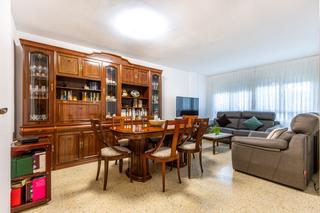 Pis a Ca n'Aurell. Amplio piso de 5 habitaciones con dos balcones y mucha luz natur Pis a Ca n'Aurell. Amplio piso de 5 habitaciones con dos balcones y mucha luz natur