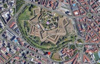 Pis a Pamplona-iruña - vuelta del castillo 3. Pisazo de esquina junto a ciudadela  y plaza los fueros Pis a Pamplona-iruña - vuelta del castillo 3. Pisazo de esquina junto a ciudadela  y plaza los fueros