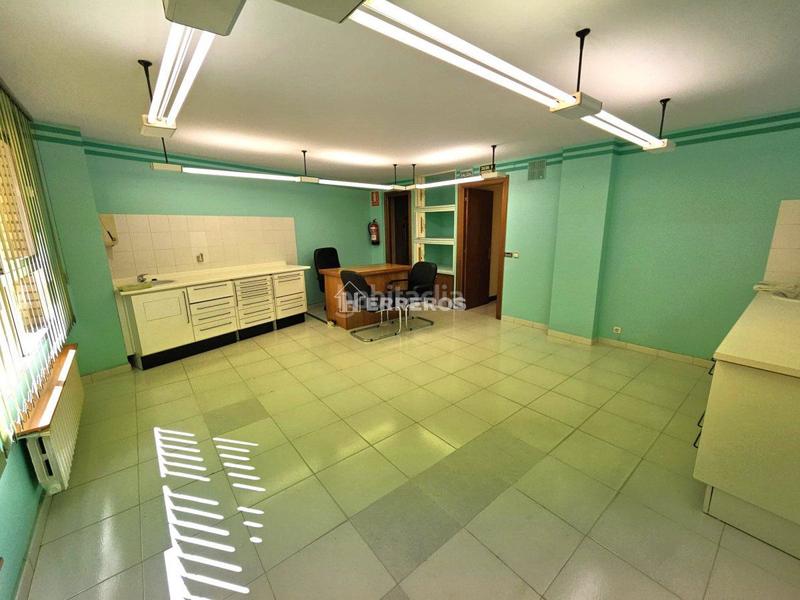 Foto 24d3e7b4-c3f1-448d-bffc-8f04db3ea3ef. Oficina  en venta en gran vía, 3 dormitorios. en Logroño Foto 24d3e7b4-c3f1-448d-bffc-8f04db3ea3ef. Oficina  en venta en gran vía, 3 dormitorios. en Logroño