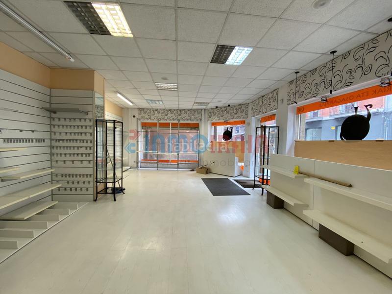 Foto d366ed1d-24f8-4d2e-8ee6-854fb67f5f5d. Local comercial céntrico local, muy bien ubicado con grandes escaparates, ideal para emprender tu negocio en Beasain Foto d366ed1d-24f8-4d2e-8ee6-854fb67f5f5d. Local comercial céntrico local, muy bien ubicado con grandes escaparates, ideal para emprender tu negocio en Beasain