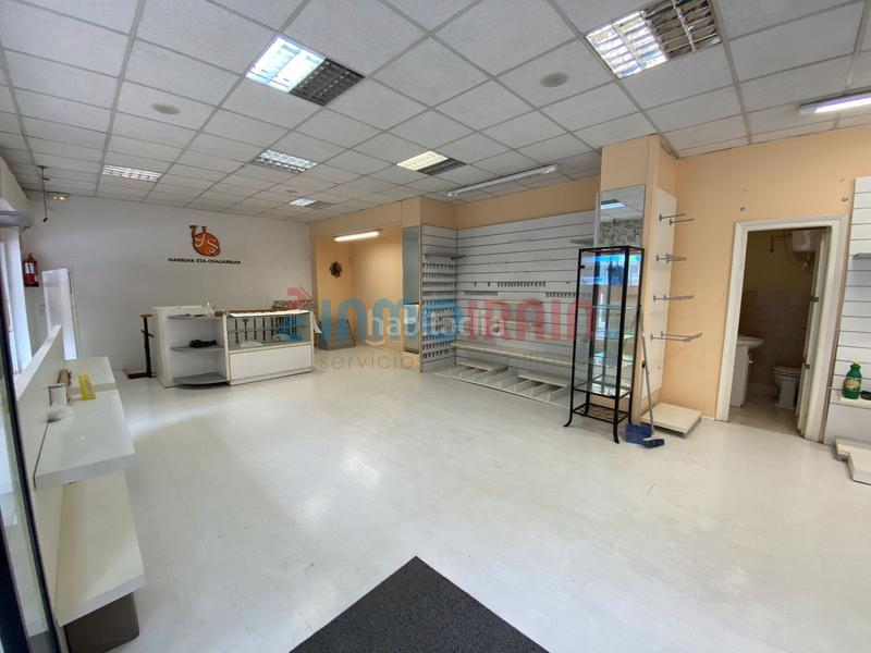 Foto eb7ef953-1d21-4234-a91a-dfd1ec1e1d57. Local comercial céntrico local, muy bien ubicado con grandes escaparates, ideal para emprender tu negocio en Beasain Foto eb7ef953-1d21-4234-a91a-dfd1ec1e1d57. Local comercial céntrico local, muy bien ubicado con grandes escaparates, ideal para emprender tu negocio en Beasain