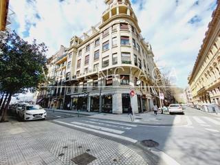 Lloguer Local Comercial a Andia kalea 4. Local comercial en el centro con dos escaparates y preciosa refo Lloguer Local Comercial a Andia kalea 4. Local comercial en el centro con dos escaparates y preciosa refo