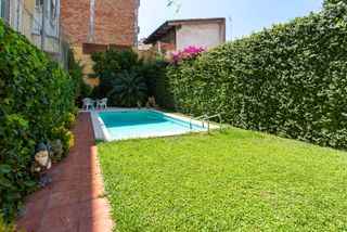 Casa adossada en Carrer major, 39. Casa piscina y jardín privados Casa adossada en Carrer major, 39. Casa piscina y jardín privados