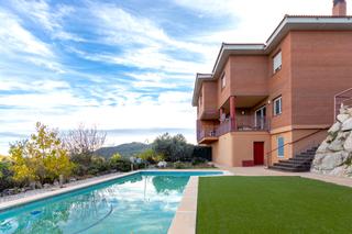 Xalet a Riudecols. Exclusivo y moderno chalet pareado (2008) de 275m2, con piscina Xalet a Riudecols. Exclusivo y moderno chalet pareado (2008) de 275m2, con piscina