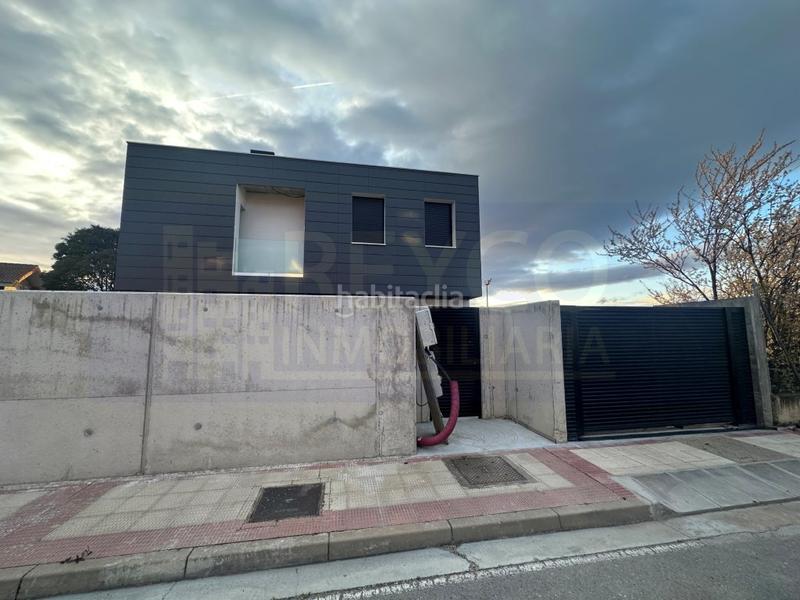 Foto 8d7656d4-bf92-4b9a-90c9-440160a25ac2. Casa chalet independiente con piscina en zona los manzanos en Lardero Foto 8d7656d4-bf92-4b9a-90c9-440160a25ac2. Casa chalet independiente con piscina en zona los manzanos en Lardero