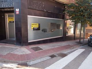 Location Local commercial à Avenida de la molineta 1. Local comercial exterior con grandes ventanales Location Local commercial à Avenida de la molineta 1. Local comercial exterior con grandes ventanales