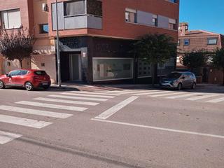 Location Local commercial à Avenida de la molineta 1. Local comercial exterior con grandes ventanales Location Local commercial à Avenida de la molineta 1. Local comercial exterior con grandes ventanales