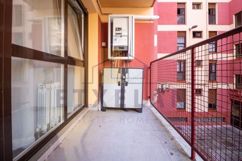 Foto ec7cd944-bd3b-42f0-953b-4c9aabbcb55e. Piso luminoso piso con armarios empotrados y salón con cocina abierta en Berriz Foto ec7cd944-bd3b-42f0-953b-4c9aabbcb55e. Piso luminoso piso con armarios empotrados y salón con cocina abierta en Berriz