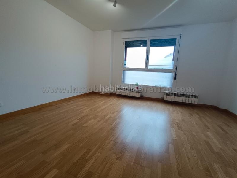 Foto b1cf4455-3354-4f37-9c0a-95f3d2070176. Bureau avec chauffage dans Universidad Logroño Foto b1cf4455-3354-4f37-9c0a-95f3d2070176. Bureau avec chauffage dans Universidad Logroño