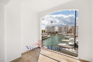 Casa adossada Avinguda de la república catalana. Casa exclusiva con amarre privado y rápido acceso al mar Casa adossada Avinguda de la república catalana. Casa exclusiva con amarre privado y rápido acceso al mar