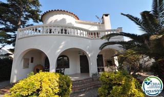 Chalet Carrer requesens. Casa con licencia turística a 1km de la playa en requesens, empu Chalet Carrer requesens. Casa con licencia turística a 1km de la playa en requesens, empu
