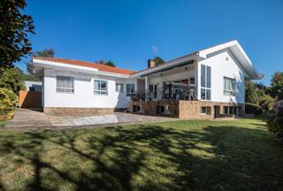 Chalet  Rúa bicos 3. Vivienda unifamiliar con programa principal en una sola planta. Chalet  Rúa bicos 3. Vivienda unifamiliar con programa principal en una sola planta.