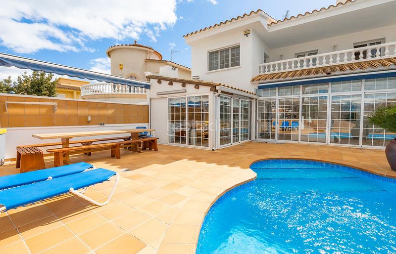 Foto e27fdcf2-85f2-48d9-9efb-f2179a9e5296. Maison avec chauffage parking piscine dans Requesens Empuriabrava Foto e27fdcf2-85f2-48d9-9efb-f2179a9e5296. Maison avec chauffage parking piscine dans Requesens Empuriabrava